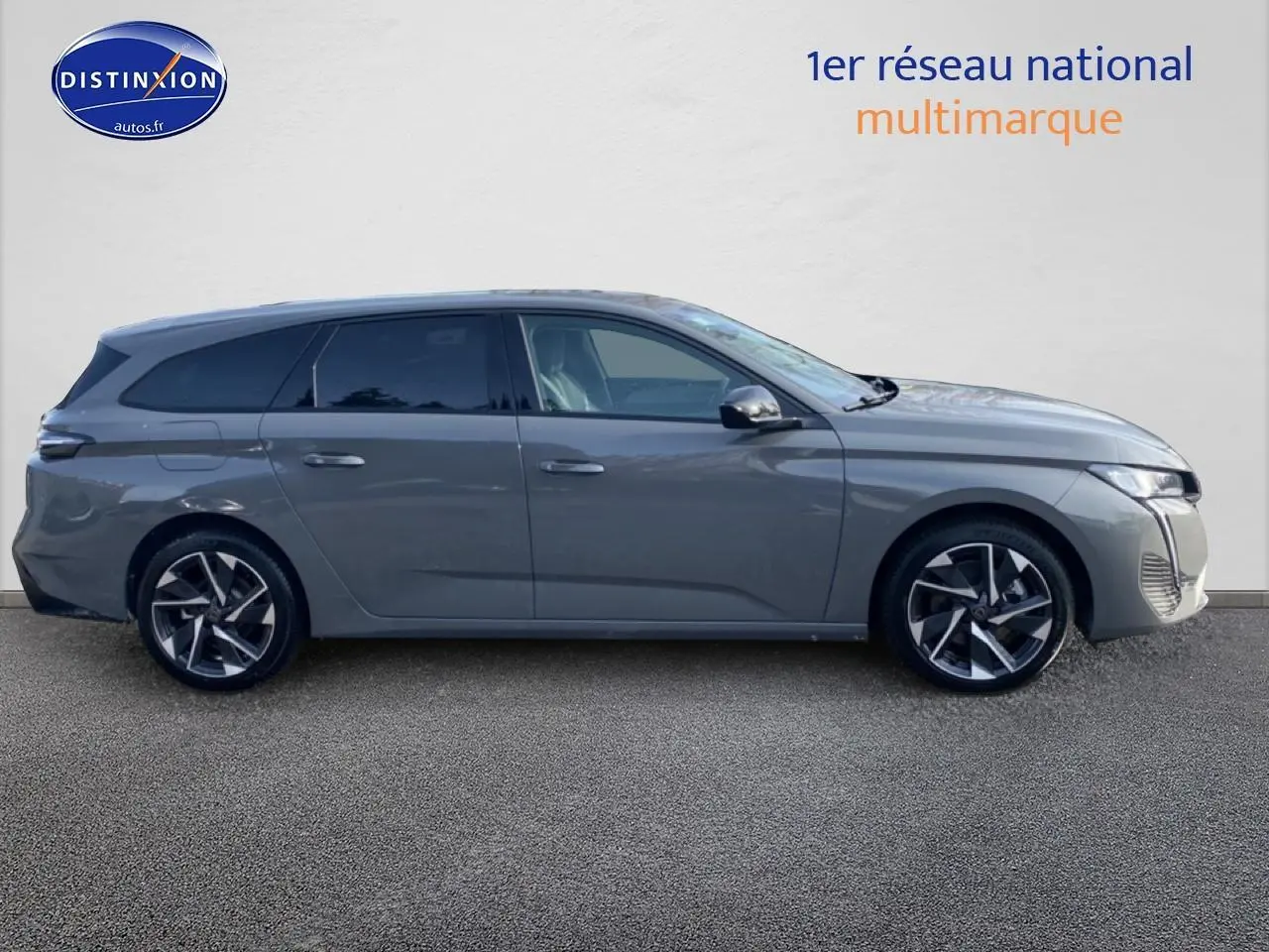 Profil droit d'une Peugeot 308 SW gris sélénite 2025 avec jantes alliage et vitres arrière surteintées.
