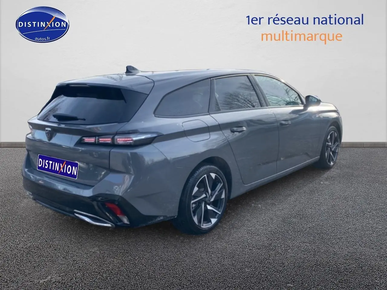 Peugeot 308 SW gris sellenium vue 3/4 arrière droit avec jantes alu et vitres arrière surteintées.