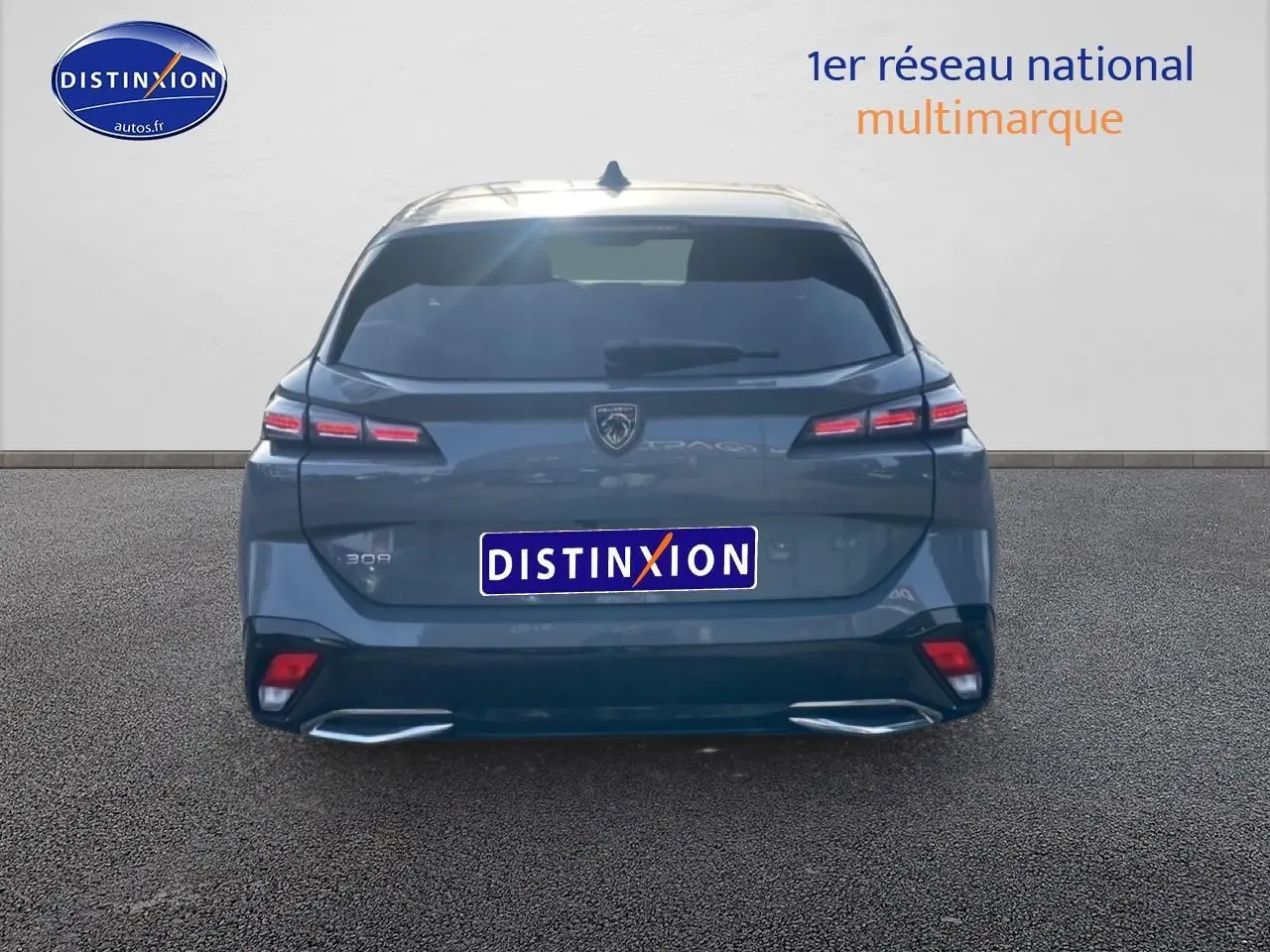 Vue arrière d’une Peugeot 308 SW gris sélénite avec feux LED et double sortie d’échappement chromée.