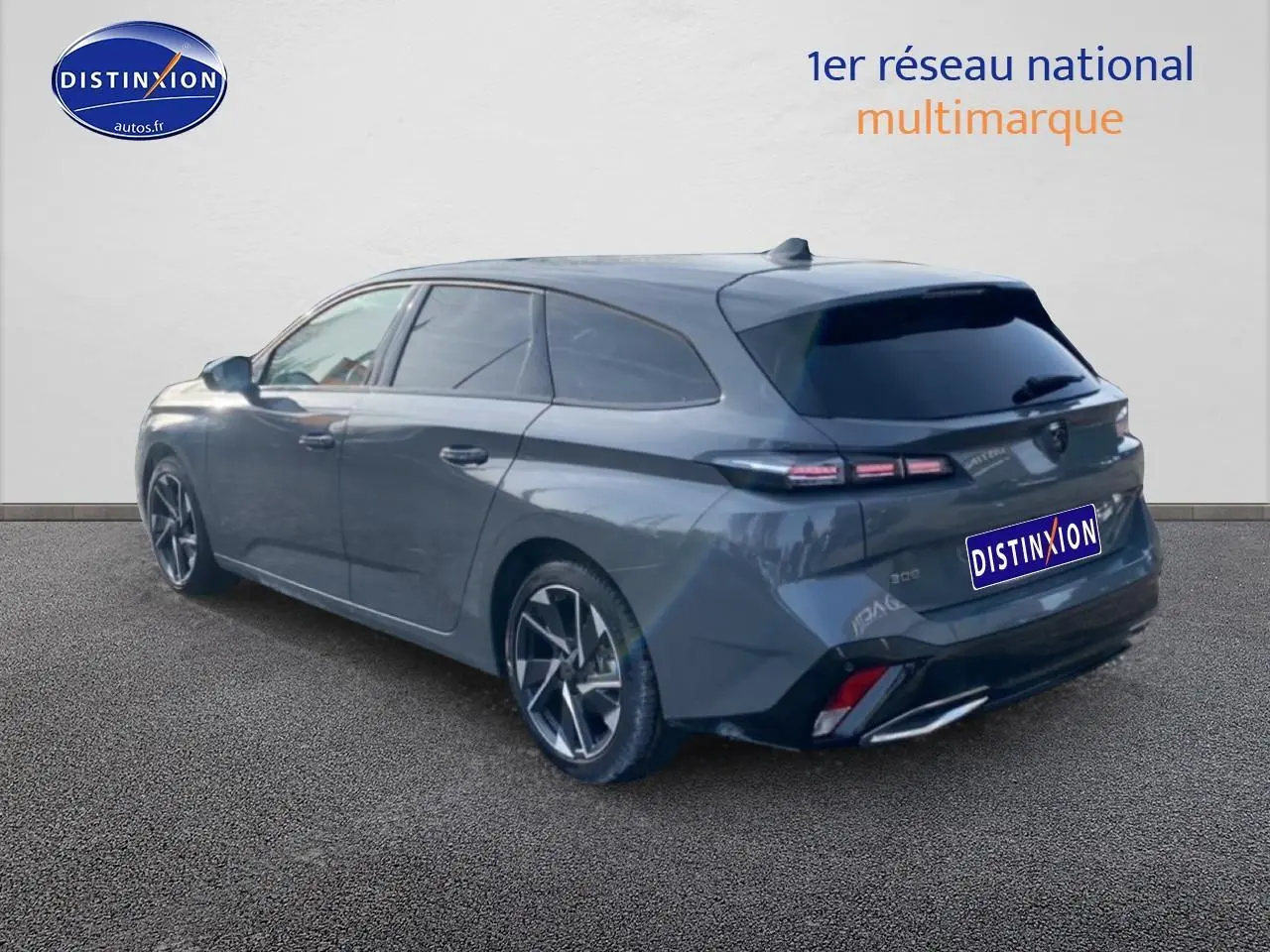 Peugeot 308 SW gris sellenium vue 3/4 arrière côté gauche avec jantes alu et vitres arrière surteintées.