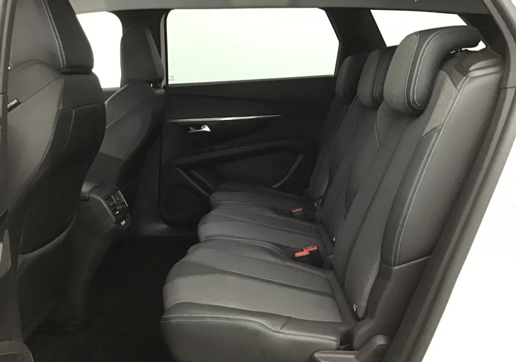 Vue latérale intérieure des sièges arrière en cuir noir du Peugeot 5008 blanc nacré, version 7 places.