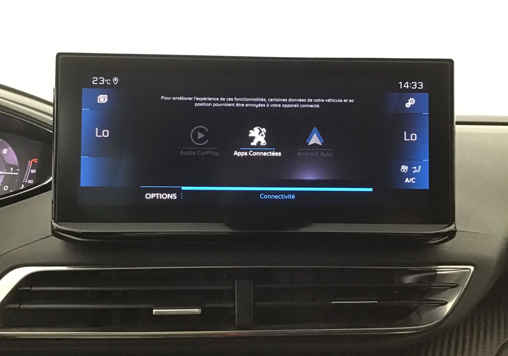 Écran tactile central du tableau de bord du Peugeot 5008 blanc nacré, affichant les options Apple CarPlay et Android Auto.