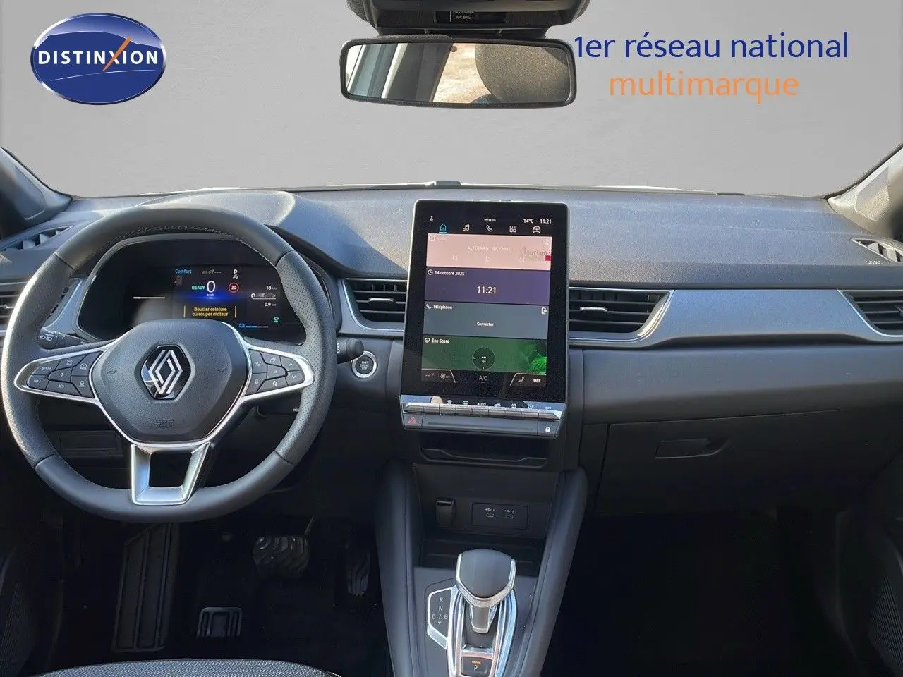Vue intérieure frontale du tableau de bord du Renault Captur E-Tech blanc nacré avec écran tactile vertical et volant multifonctions.