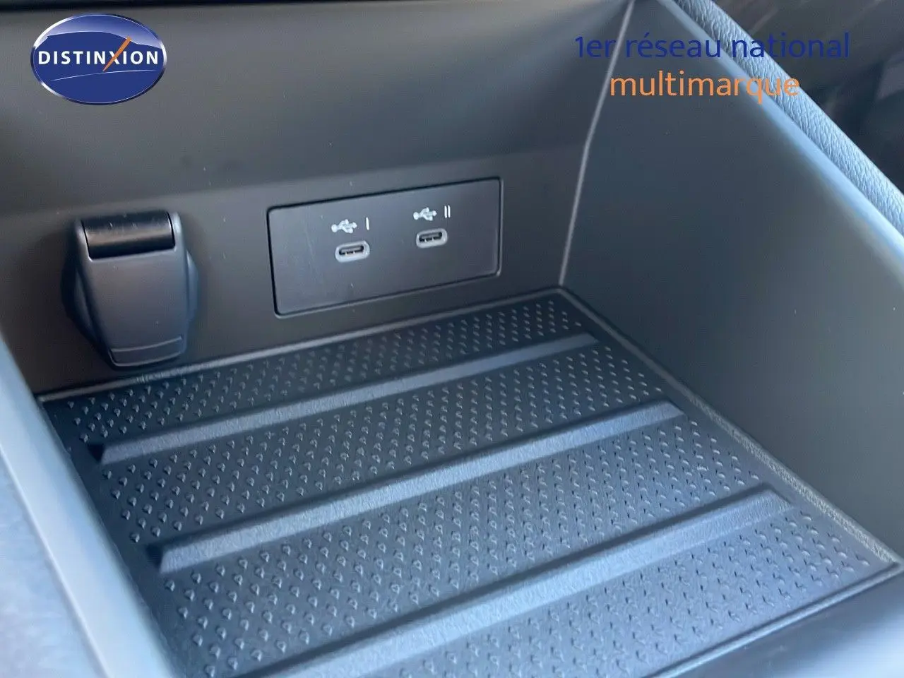 Gros plan sur la console centrale du Renault Captur 2025, montrant deux ports USB-C et un espace de rangement noir texturé.