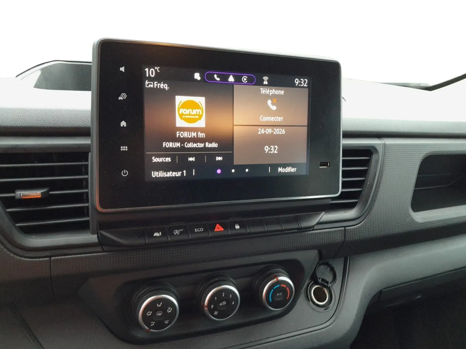 Tableau de bord du Renault Trafic Combi gris clair, avec écran tactile Easy Link et commandes de climatisation visibles.