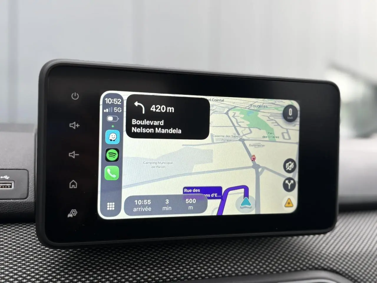 Écran tactile multimédia du tableau de bord du Dacia Jogger 2025 affichant la navigation GPS avec Apple Car Play.