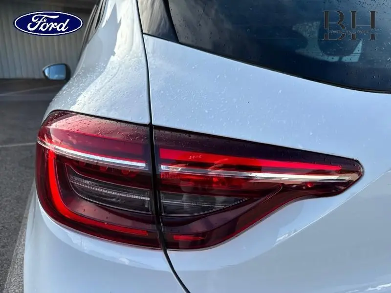 Gros plan sur le feu arrière droit d’une Renault Clio blanche 2020, soulignant ses lignes modernes et épurées.