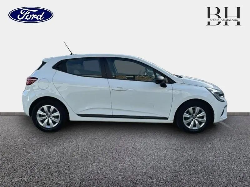 Profil côté droit d'une Renault Clio blanche 2020 avec vitres teintées et jantes alliage visibles.