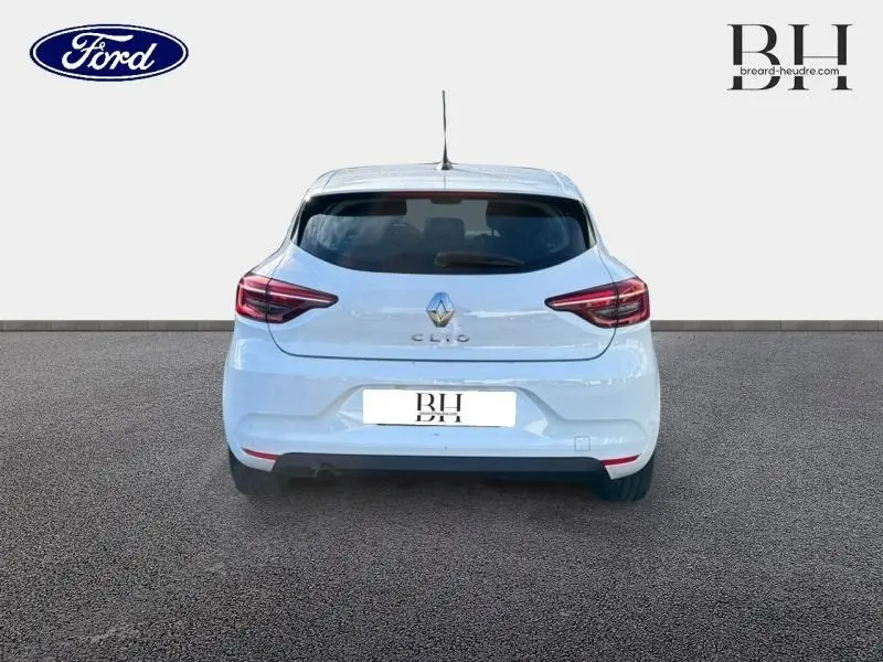 Vue arrière d'une Renault Clio blanche 2020 avec feux arrière LED et becquet, sur fond neutre.