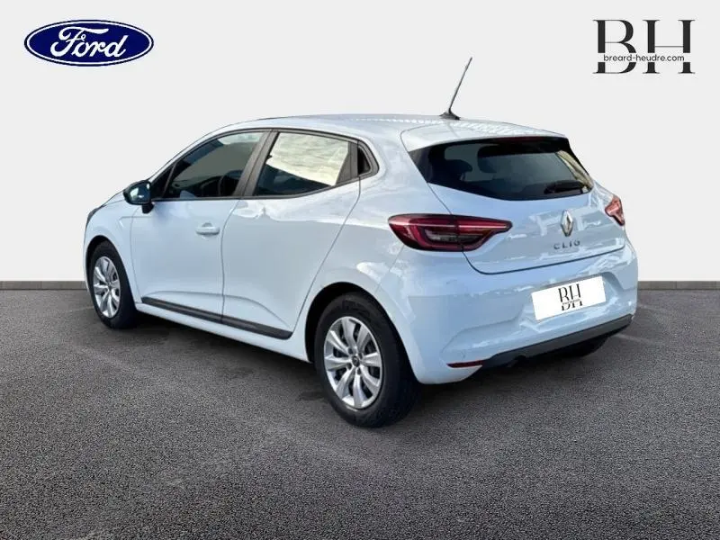 Vue 3/4 arrière droite d'une Renault Clio blanche 2020 avec feux arrière LED et vitres teintées.