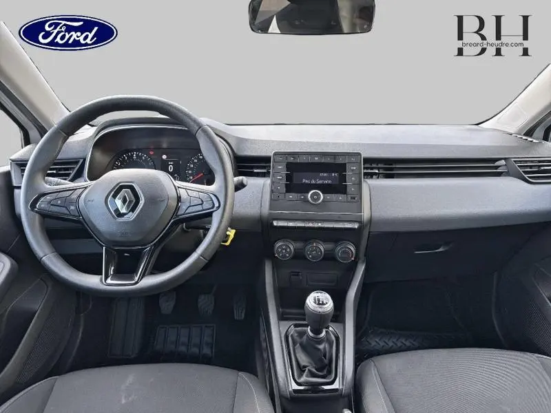 Vue intérieure frontale du tableau de bord et volant noir de la Renault Clio 1.0 SCe 65ch Life 2020 avec boîte manuelle.