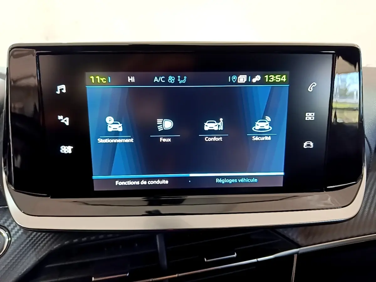 Écran tactile central de la Peugeot 208 électrique Active Business 2021 affichant les réglages véhicule en intérieur.