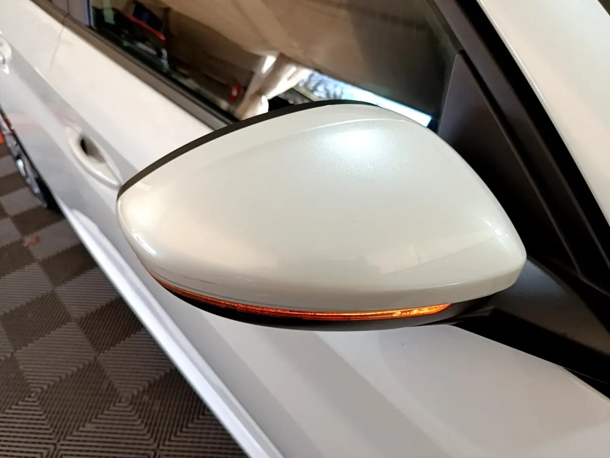 Rétroviseur droit blanc avec clignotant orange intégré sur Peugeot 208 électrique Active Business 2021.