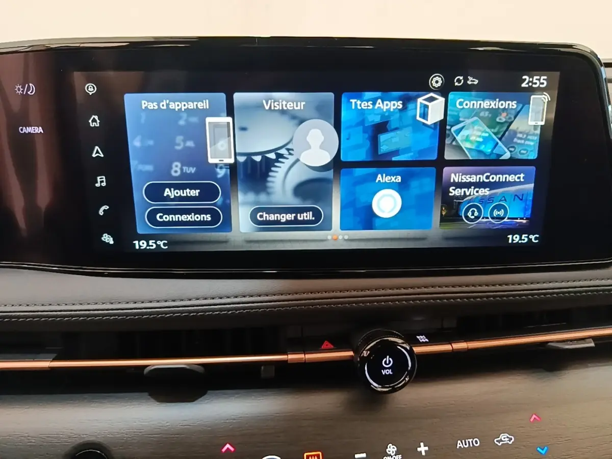 Écran tactile central 12,3 pouces du Nissan Ariya noir 63kWh, affichant interface connectée et commandes climatisation.