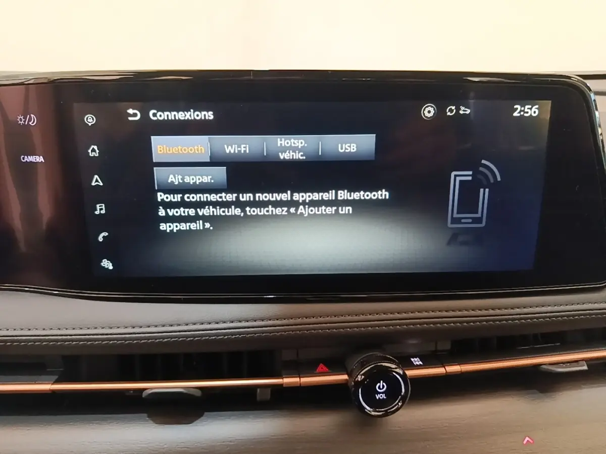 Écran tactile central affichant les connexions Bluetooth dans l’habitacle du Nissan Ariya noir, vue de face rapprochée.