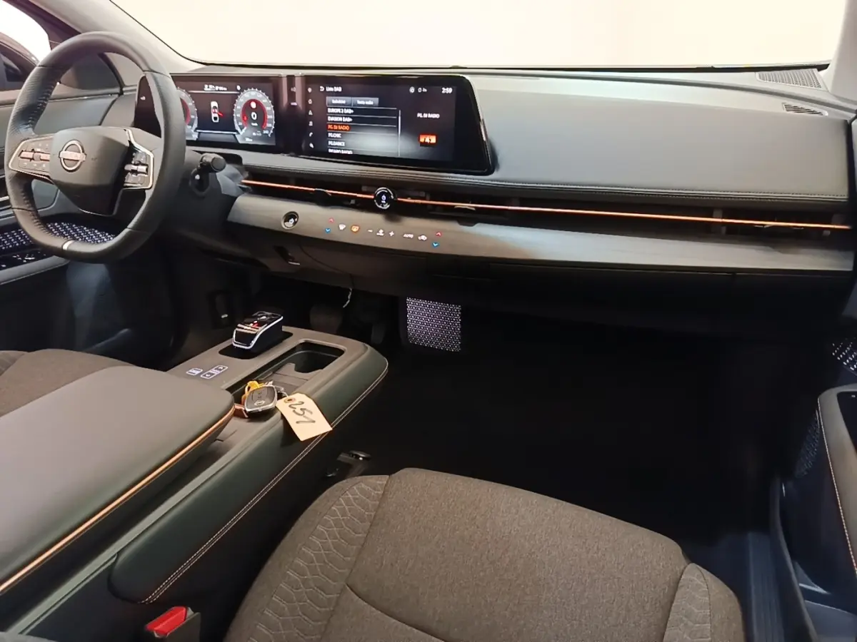 Intérieur du Nissan Ariya 63kWh 218ch Engage 2026, vue tableau de bord et console centrale avec écran tactile large.