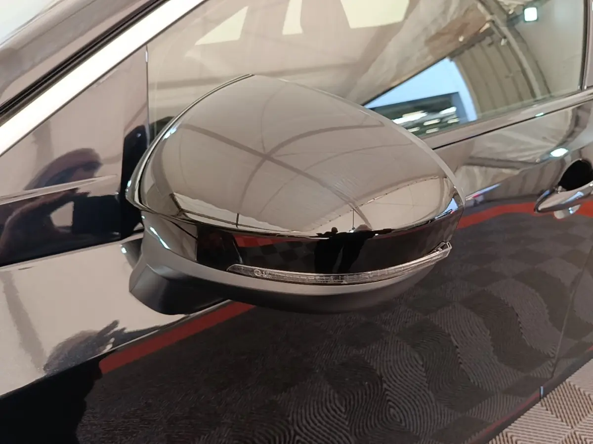 Rétroviseur droit noir brillant du Nissan Ariya 63kWh 218ch Engage, vue rapprochée sur la portière côté droit.