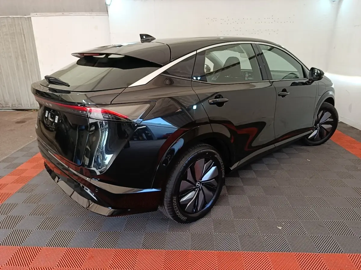 Vue 3/4 arrière droite du Nissan Ariya noir 63kWh 218ch Engage avec feux arrière LED et jantes spécifiques.