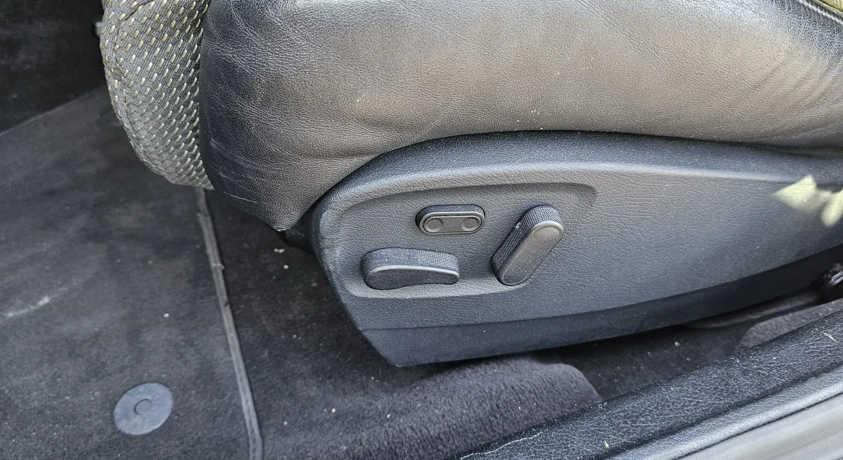 Détail des commandes de réglage électrique du siège en cuir noir côté conducteur d'une Audi RS4 Avant gris 2001.