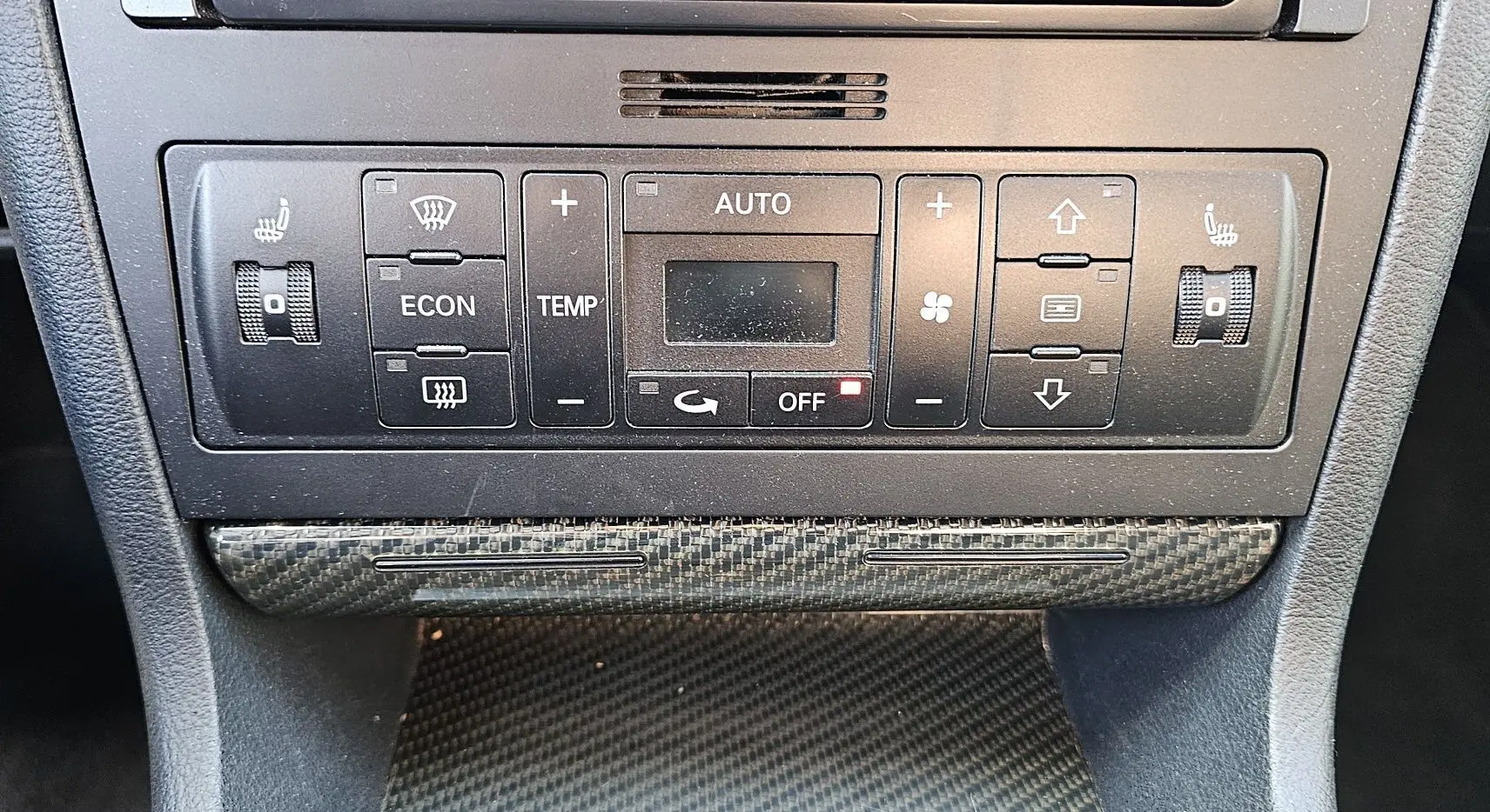 Tableau de bord de l'AUDI RS4 AVANT (B5) 2001 montrant les commandes de climatisation et sièges chauffants en carbone.