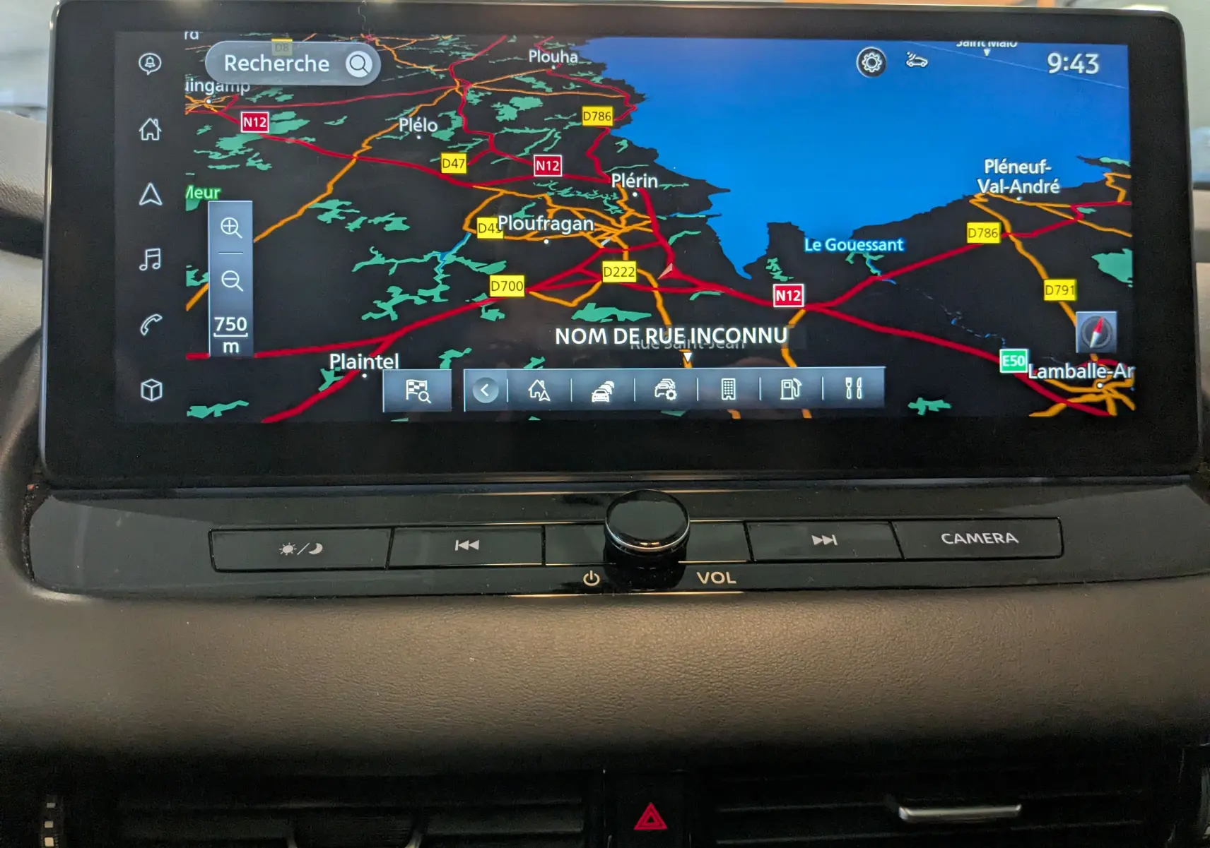 Écran central du Nissan Qashqai 2024 montrant la navigation GPS avec carte routière colorée et commandes tactiles.