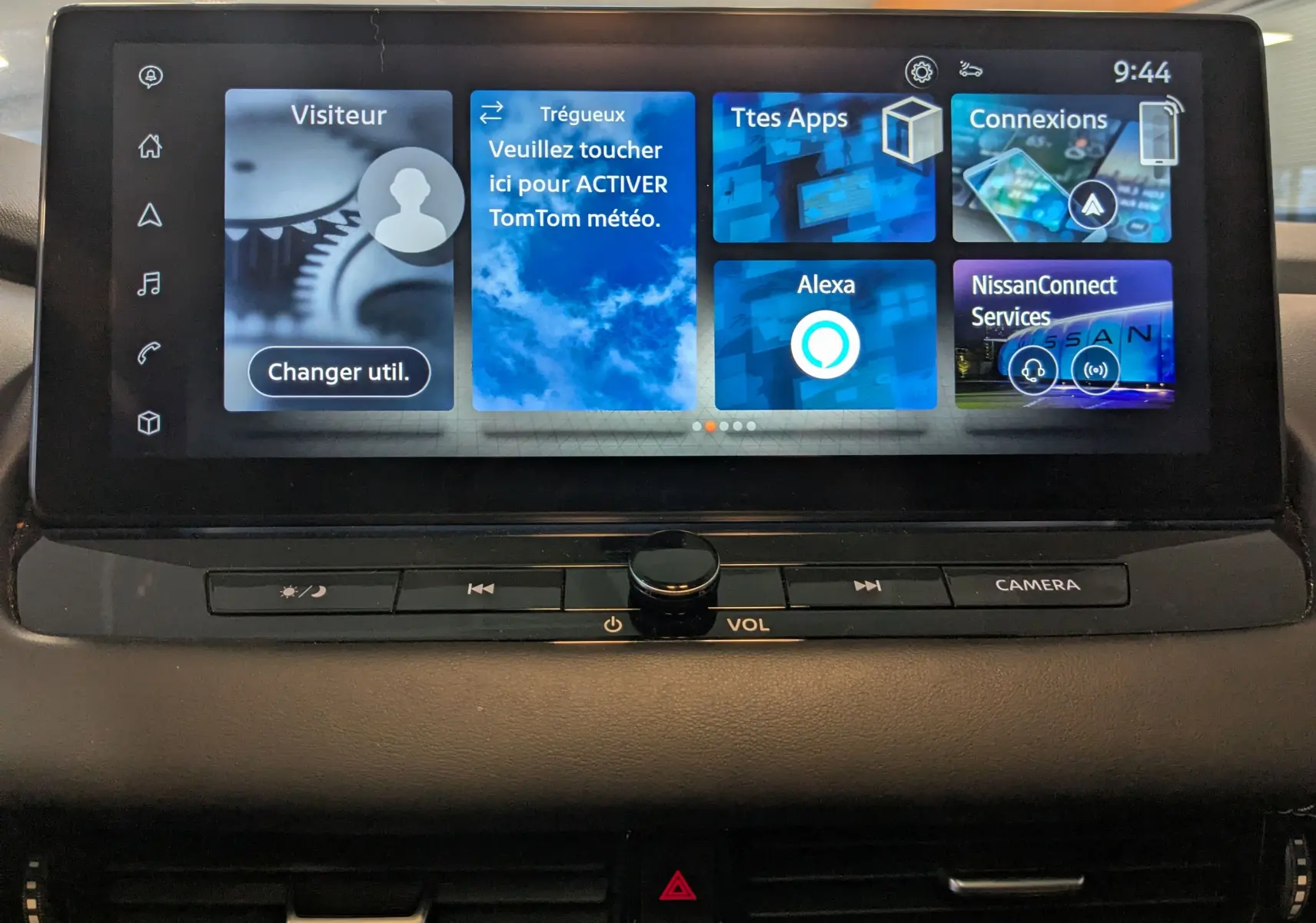 Écran tactile central du Nissan Qashqai 2024 affichant les applications connectées et commandes multimédia, vue de face.