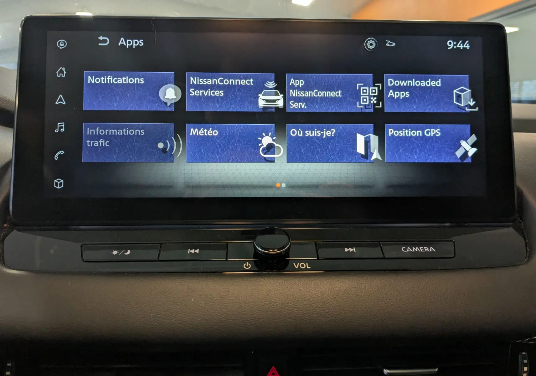 Écran tactile central du Nissan Qashqai 2024 montrant le menu des applications avec options GPS, météo et notifications.