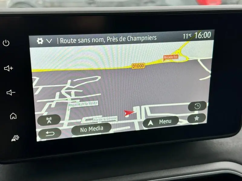 Écran tactile du GPS du Dacia Jogger 2024 montrant une carte routière avec itinéraire près de Champniers.