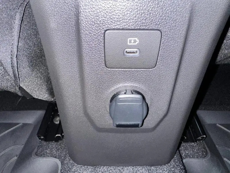 Prise USB-C et prise 12V situées sur la console centrale arrière du Dacia Jogger gris Schiste métallisé 2024.