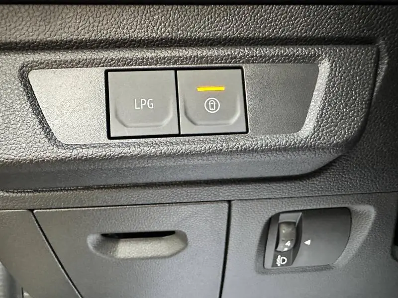 Boutons de commande LPG et verrouillage centralisé sur tableau de bord noir du Dacia Jogger 2024.