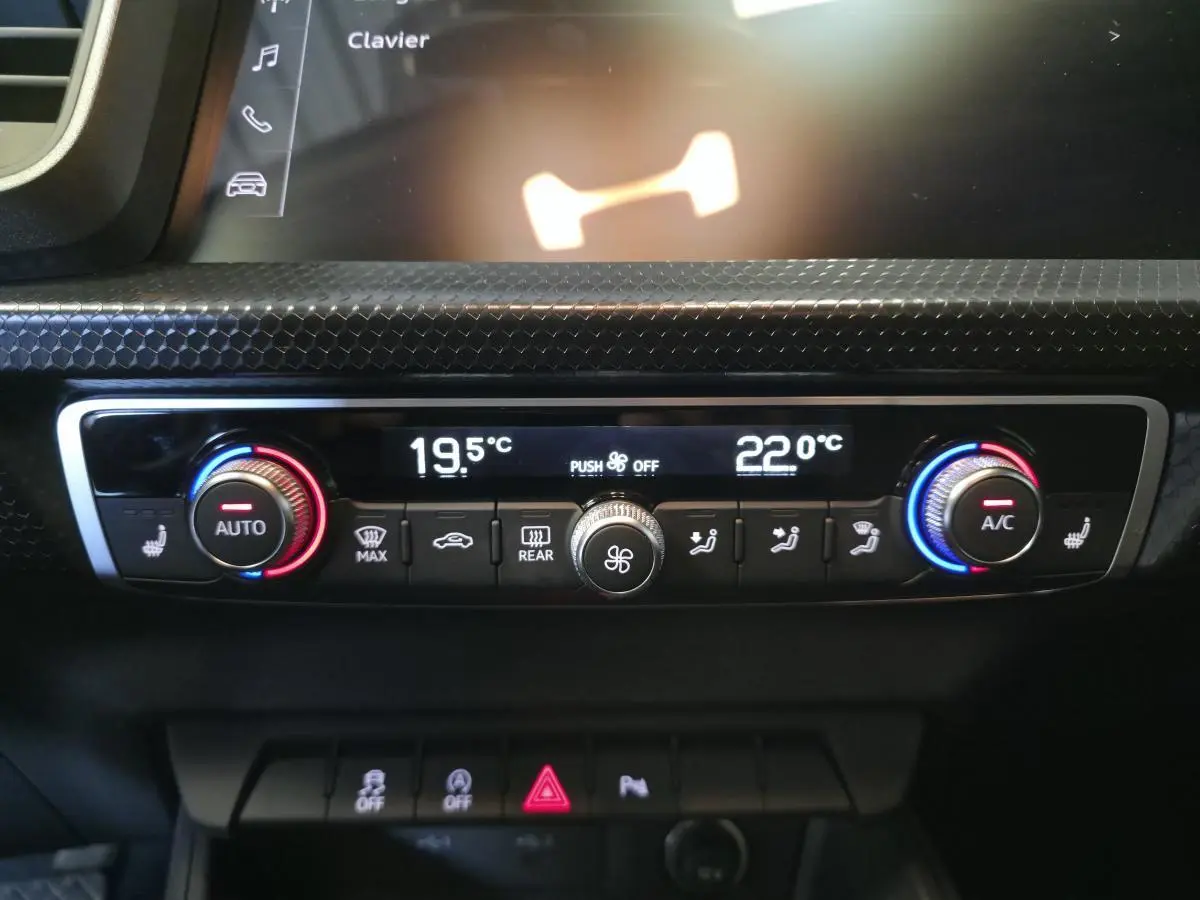 Panneau de climatisation automatique bi-zone avec réglages numériques et commandes tactiles sur Audi A1 Sportback bleu 2024.