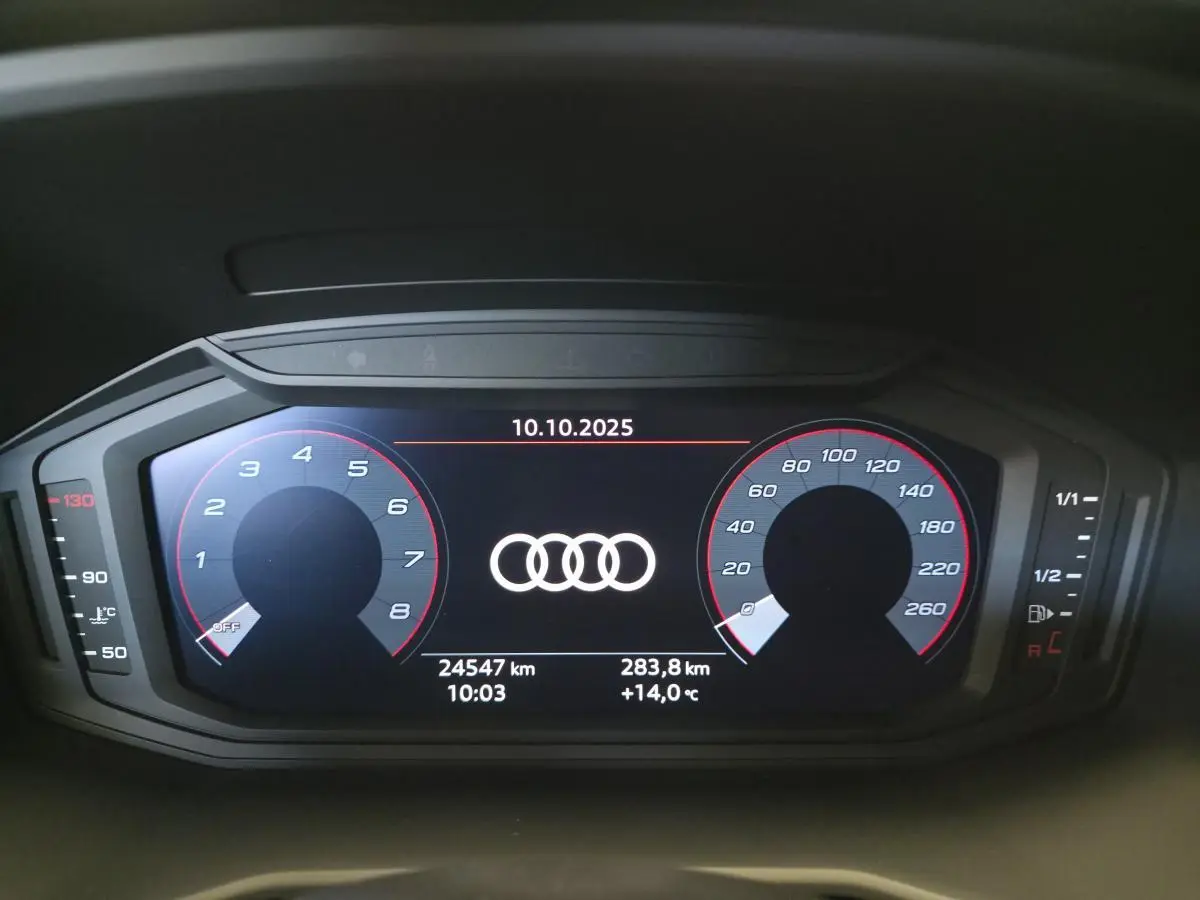 Tableau de bord numérique de l'Audi A1 Sportback 2024 affichant vitesse, compte-tours et logo Audi central.