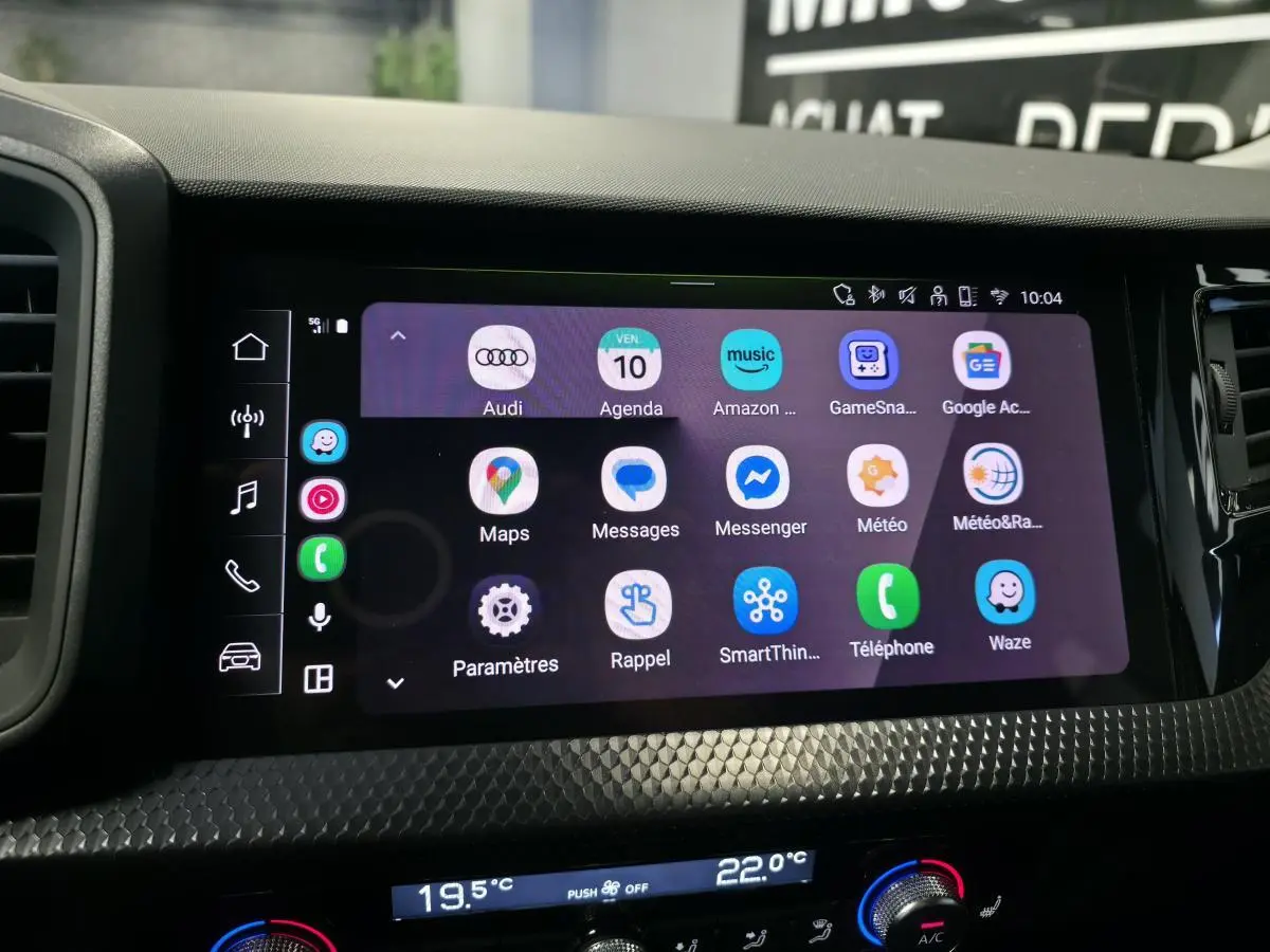 Écran tactile central avec interface Audi smartphone dans l'habitacle d'une Audi A1 Sportback 2024.