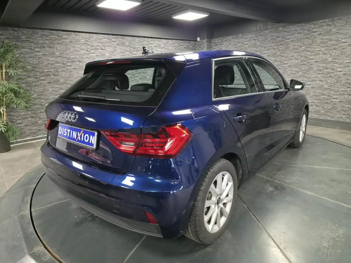 Audi A1 Sportback bleu métallisé vue 3/4 arrière droit avec feux arrière LED et jantes aluminium 16 pouces