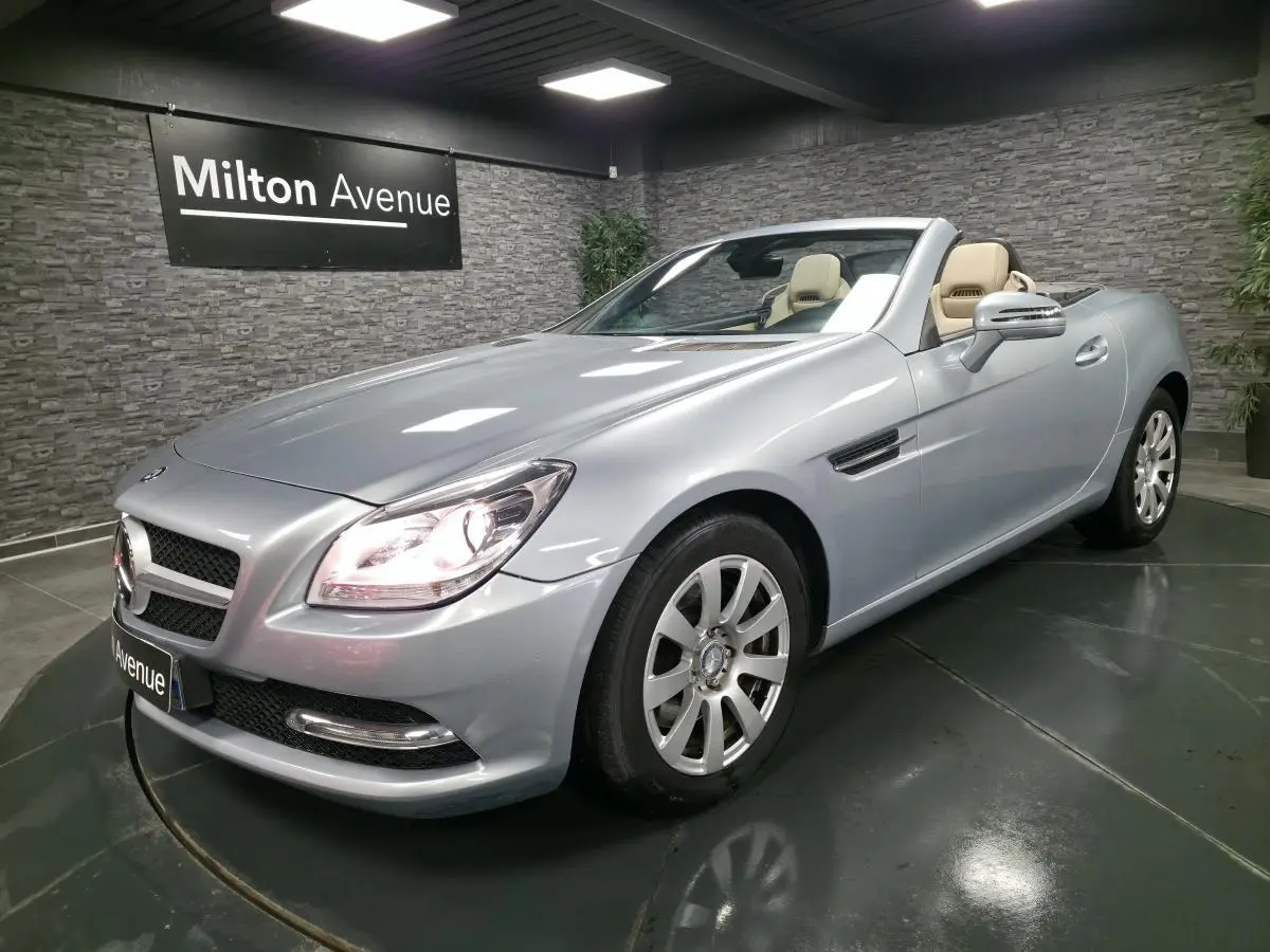 Mercedes SLK 250 CDI gris métallisé en cabriolet, vue 3/4 avant droit avec sellerie cuir beige visible