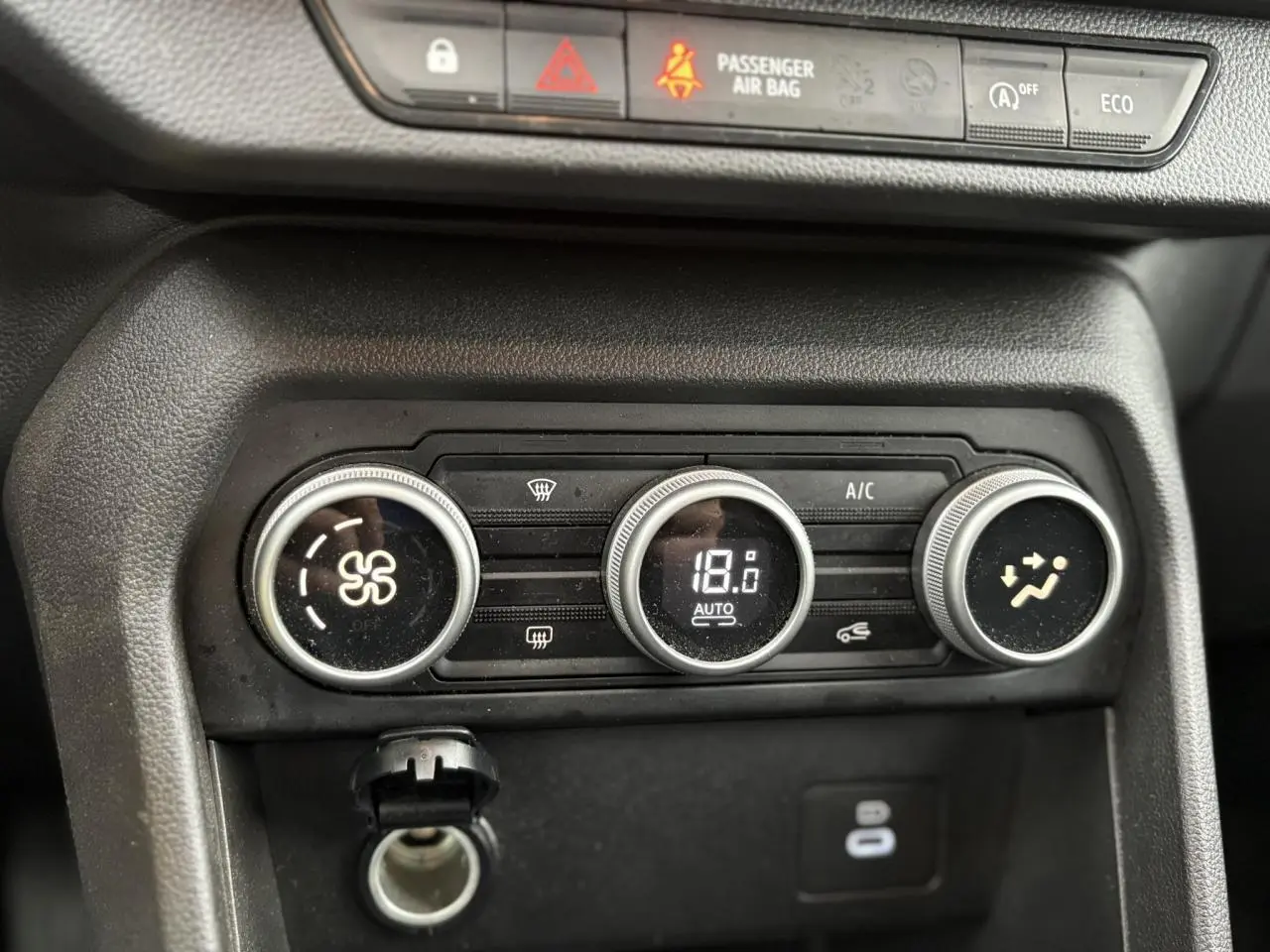 Gros plan sur les commandes de climatisation automatique du tableau de bord du Dacia Jogger 2025, finition Expression.