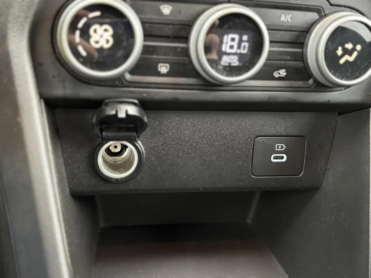 Vue rapprochée de la console centrale du Dacia Jogger 2025, montrant prise allume-cigare et port USB-C.