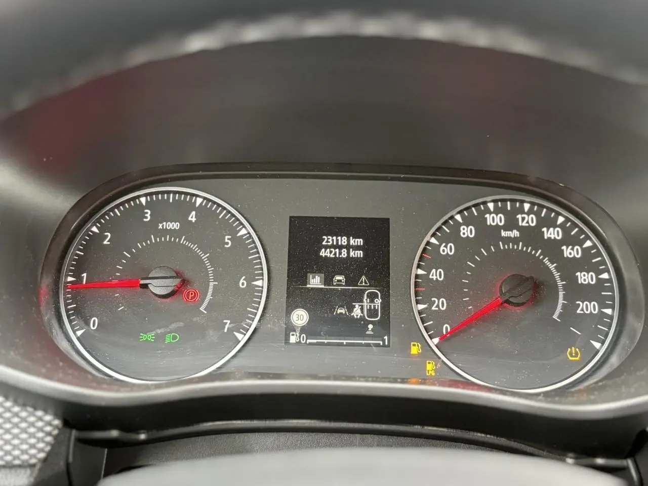 Vue rapprochée du tableau de bord du Dacia Jogger 2025, affichant compte-tours, vitesse et écran central numérique.