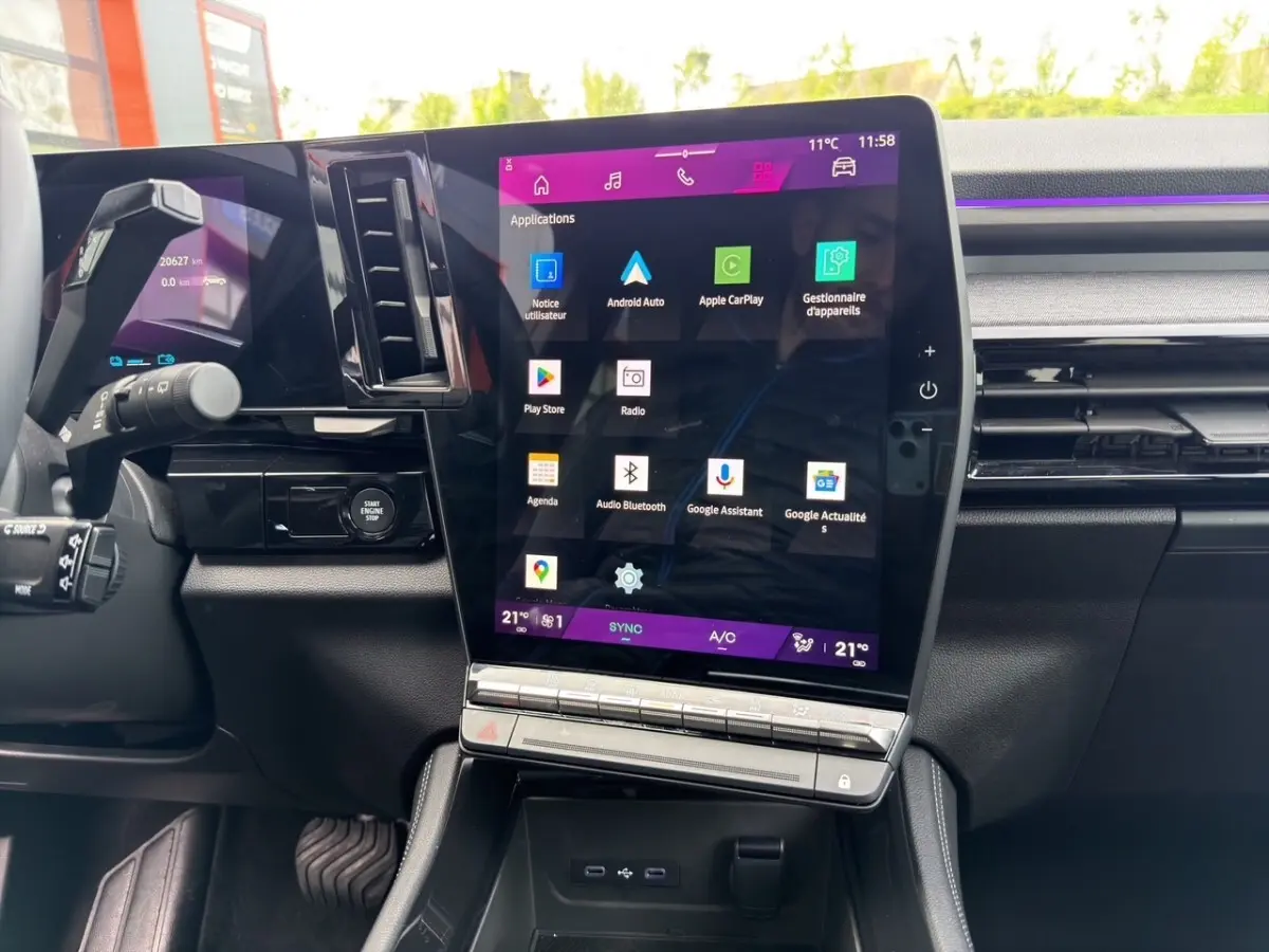 Vue rapprochée de l’écran tactile central 12 pouces du tableau de bord du Renault Austral gris foncé, avec commandes digitales.