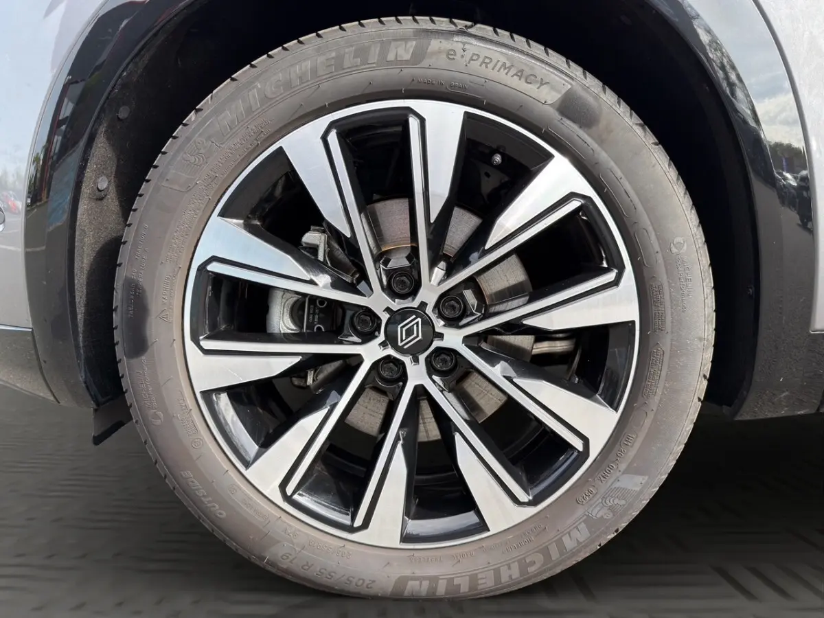 Gros plan sur la jante alliage bicolore et pneu Michelin du côté avant droit du Renault Austral gris foncé.