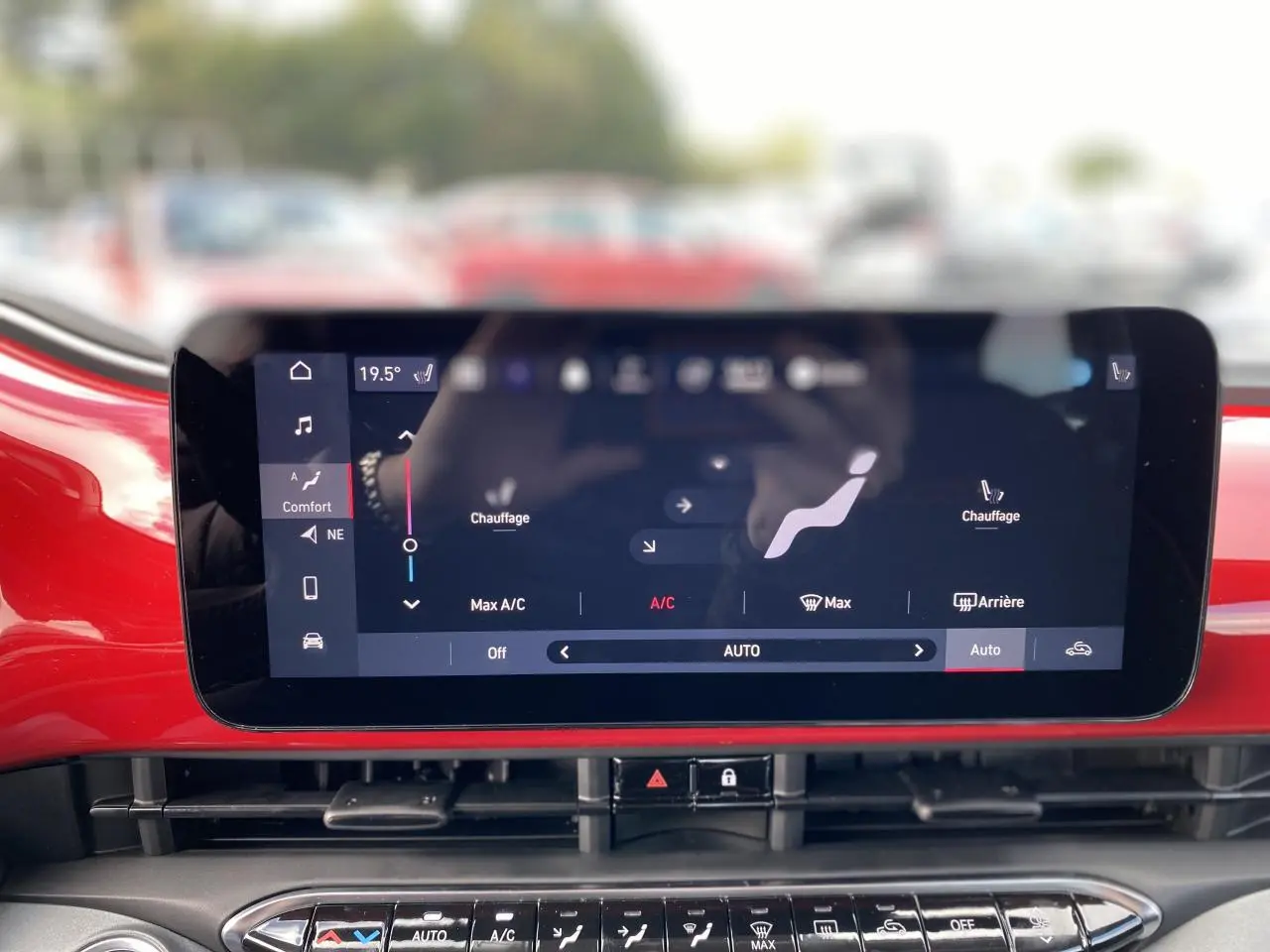Écran tactile central affichant la climatisation dans l’habitacle rouge vif d’une Fiat 500 Cabriolet Electrique 2022