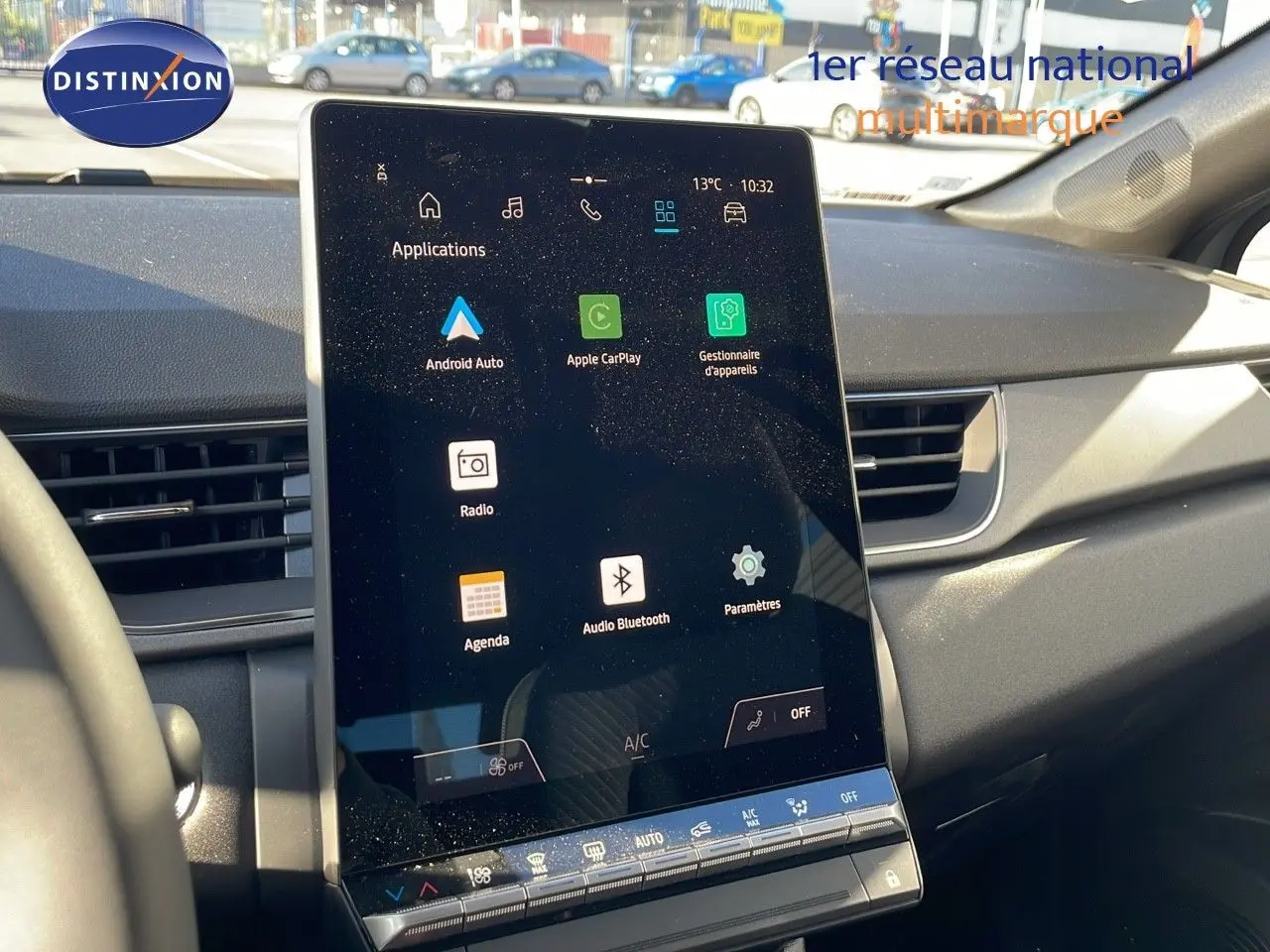 Écran tactile central allumé dans l'habitacle du Renault Captur E-Tech hybride 2025, vue de face côté conducteur.