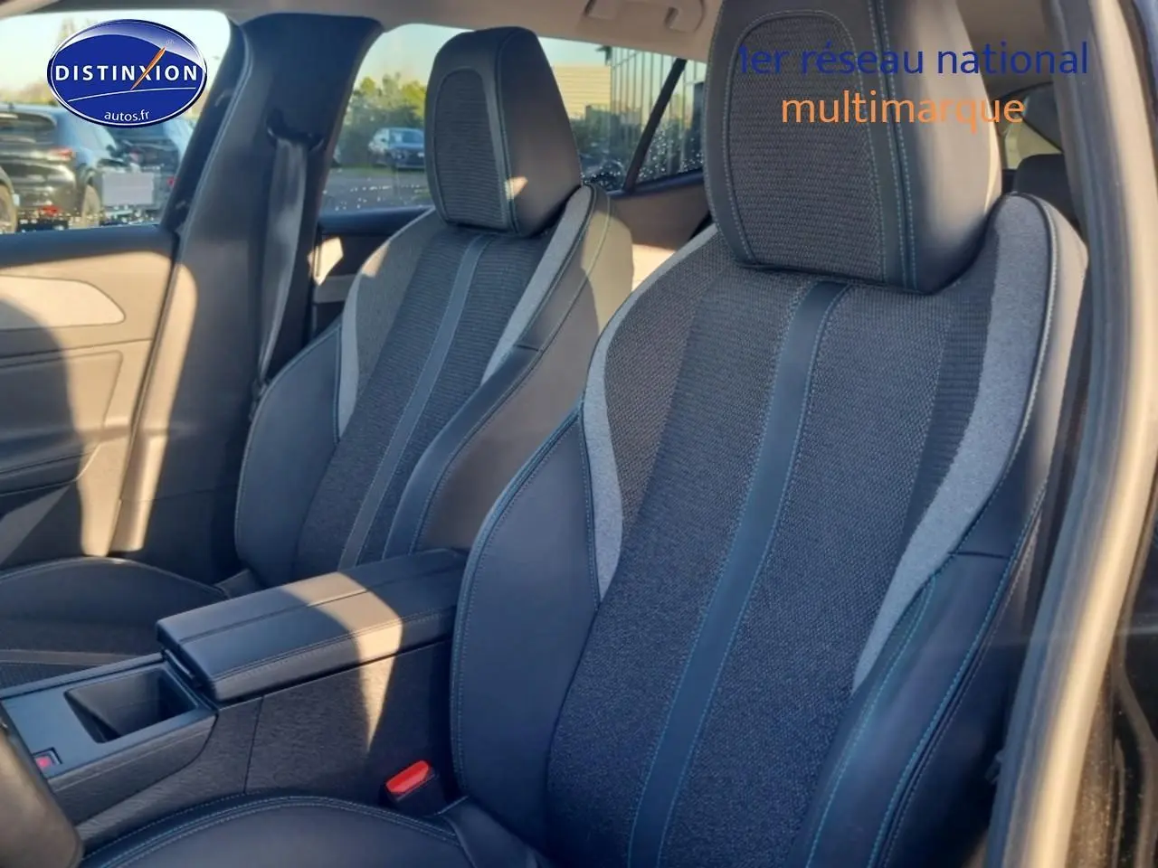 Vue rapprochée des sièges avant en tissu et cuir noir de la Peugeot 408 Hybrid 145 allure e-dcs6 2025.