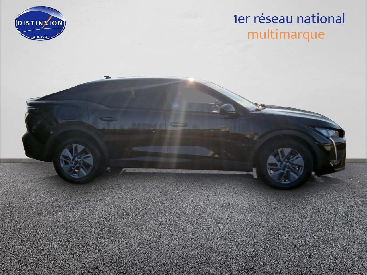 Profil droit d'une Peugeot 408 Hybrid 145 allure e-dcs6 noire, avec jantes alu et vitres teintées.