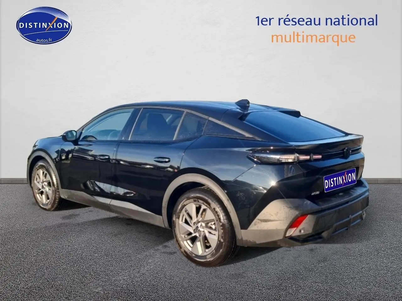 Peugeot 408 Hybrid noir vue 3/4 arrière droit, jantes alu et vitres arrière surteintées visibles.