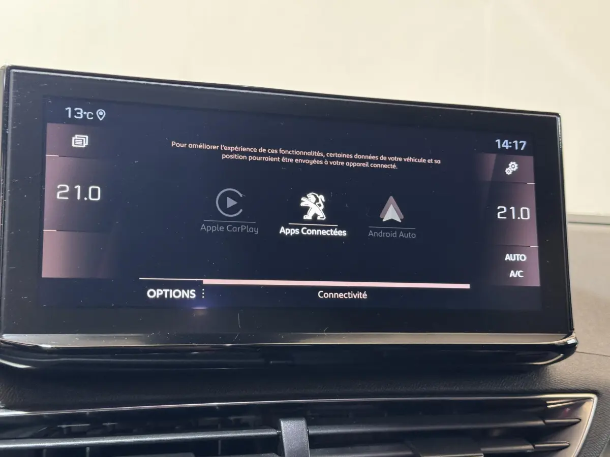 Écran tactile central du tableau de bord du Peugeot 3008 gris clair affichant Apple CarPlay et Android Auto.