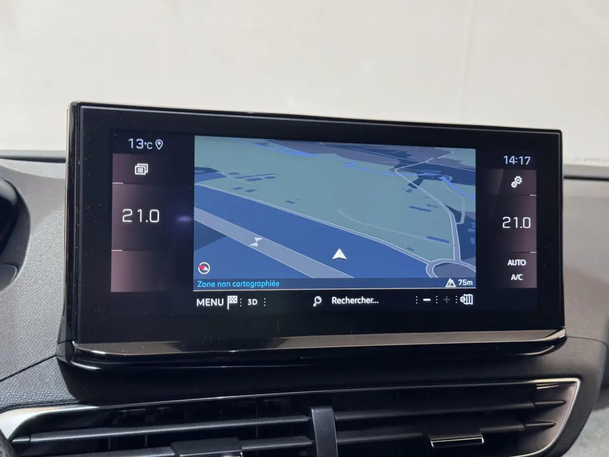 Écran tactile central du tableau de bord du Peugeot 3008 GT 2021 affichant la navigation en 3D.