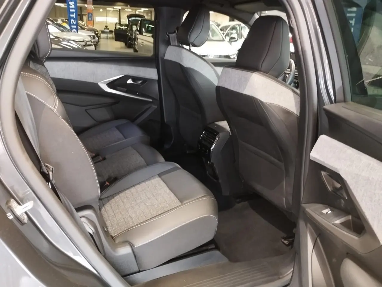 Vue intérieure côté gauche des sièges arrière gris tissu et cuir du Peugeot 5008 2025 finition Allure.