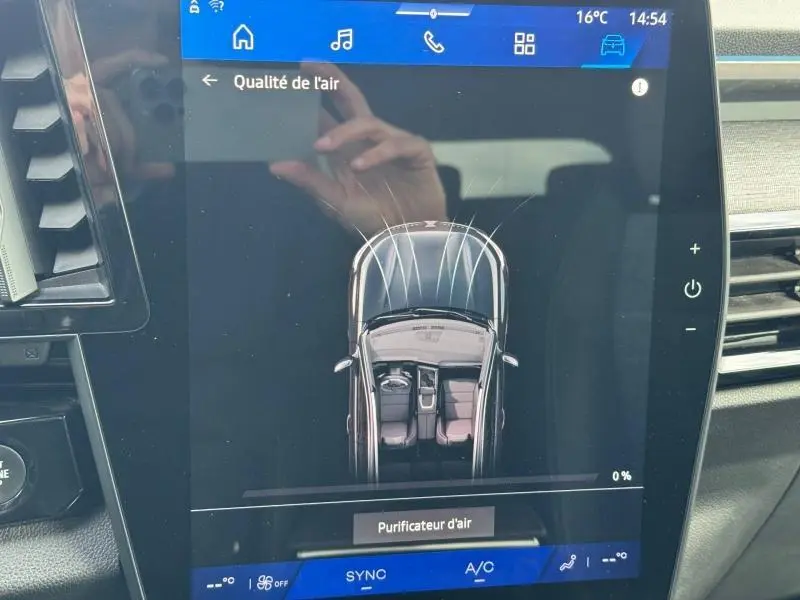 Écran tactile intérieur montrant la qualité de l'air avec vue schématique du Renault Austral bleu outremer, toit noir étoilé.
