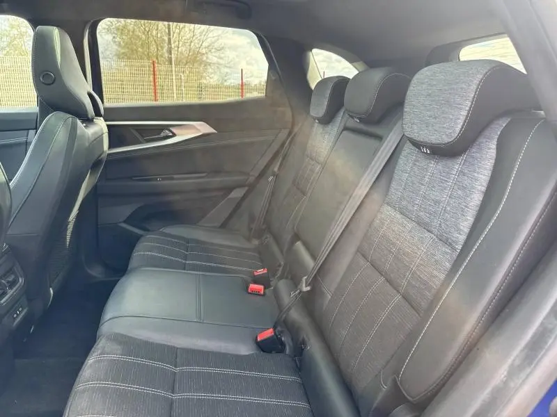 Vue intérieure côté droit des sièges arrière du Renault Austral 2025, tissu gris et cuir noir avec surpiqûres contrastantes.